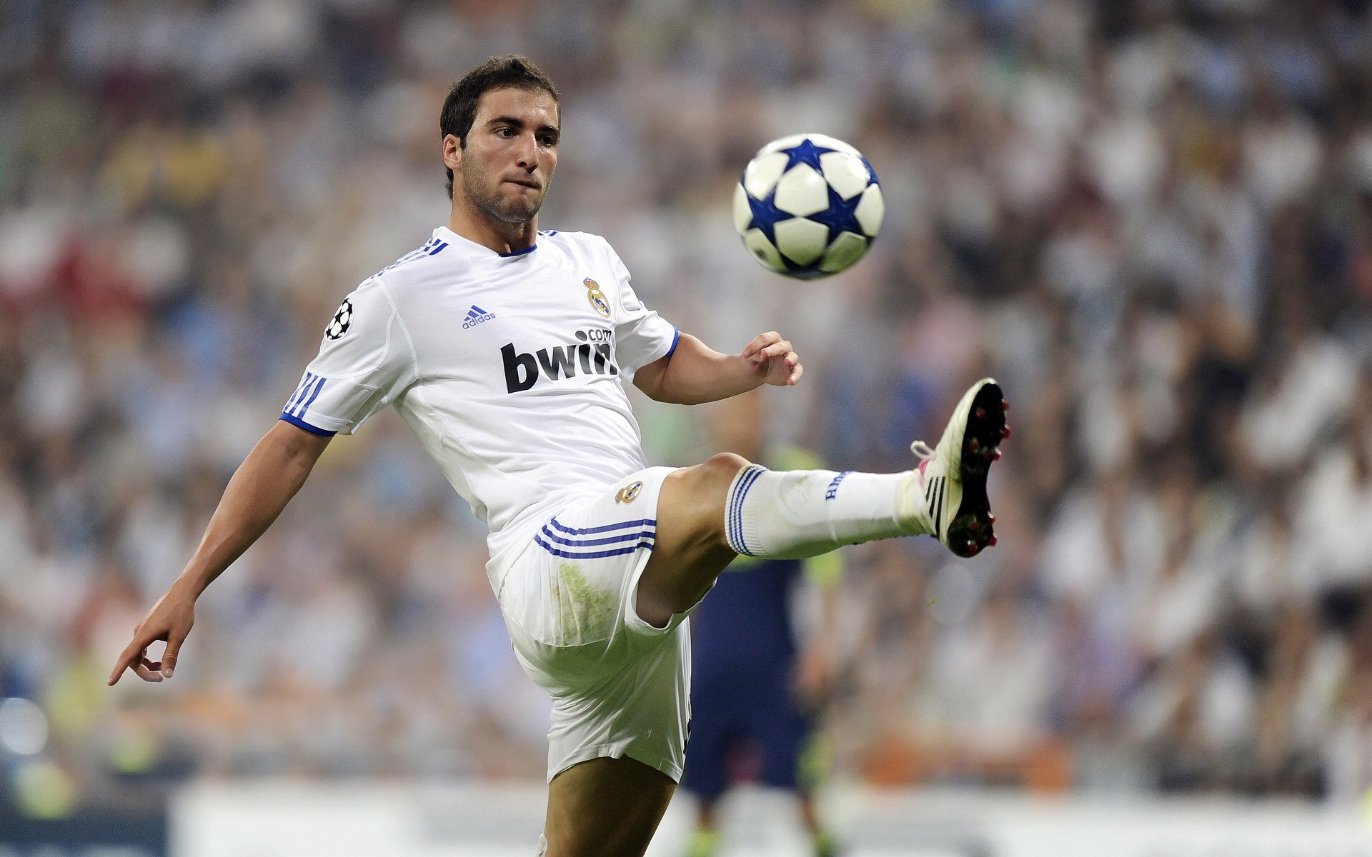 开云电竞中国-惊心动魄！比赛中的精彩瞬间令球迷尖叫不止，比赛中的精彩片段